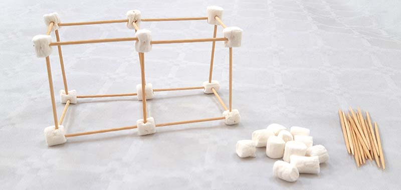 Lek foer bilresan med marshmallows och tandpetare